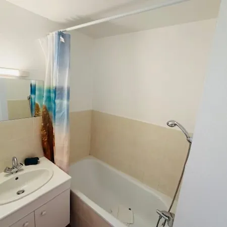 Flat 2 Steps From The - 2 Bedrooms *