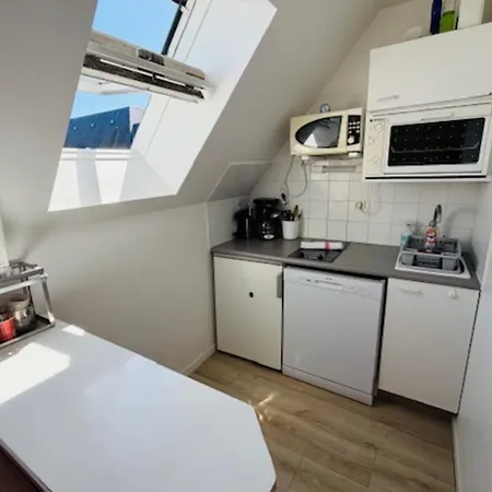 Flat 2 Steps From The - 2 Bedrooms *